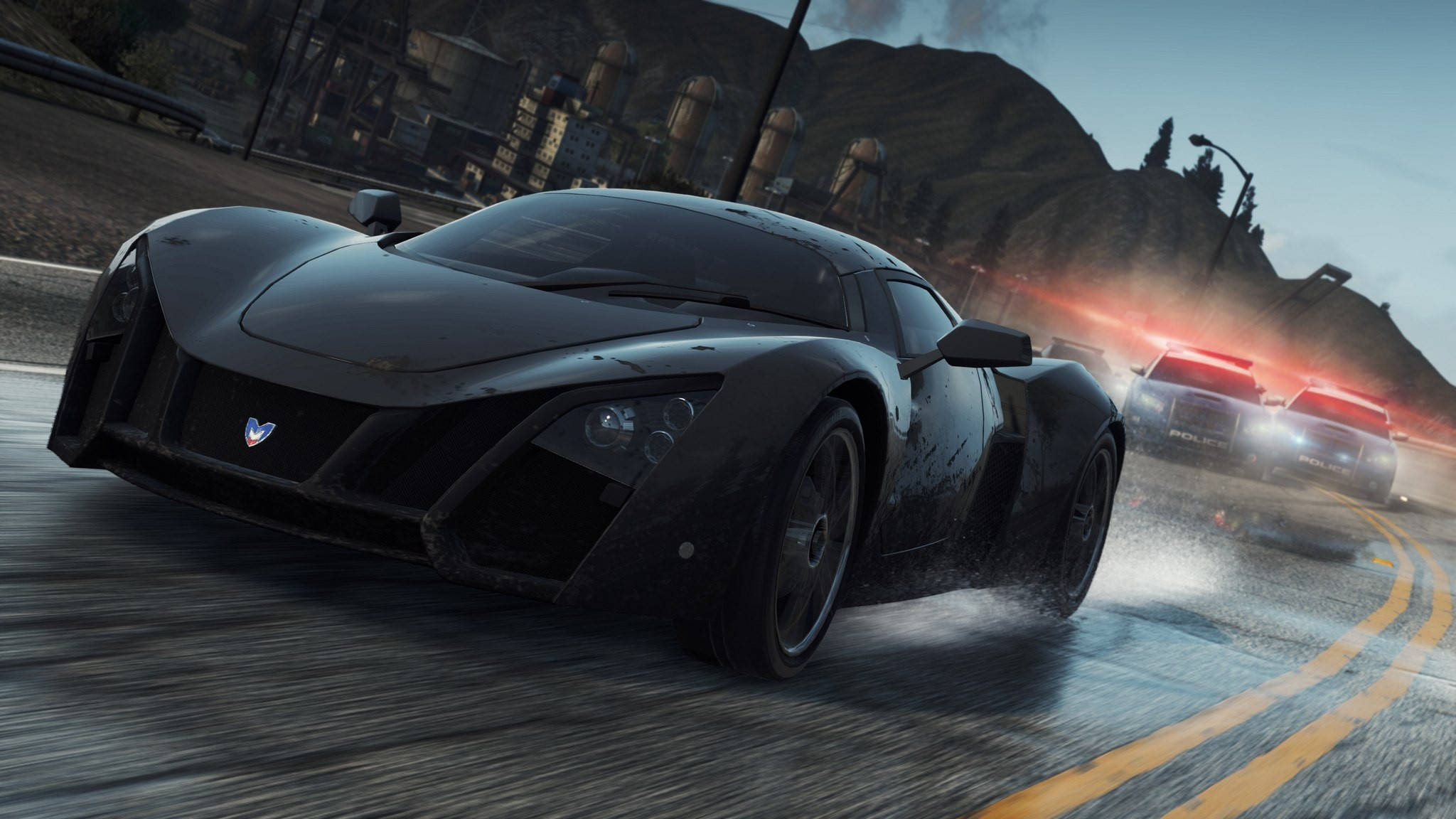 Need For Speed 桌布 壁紙 — 一輛時尚黑色跑車在濕滑道路上疾馳，被閃爍的警車燈追趕，時值黃昏。