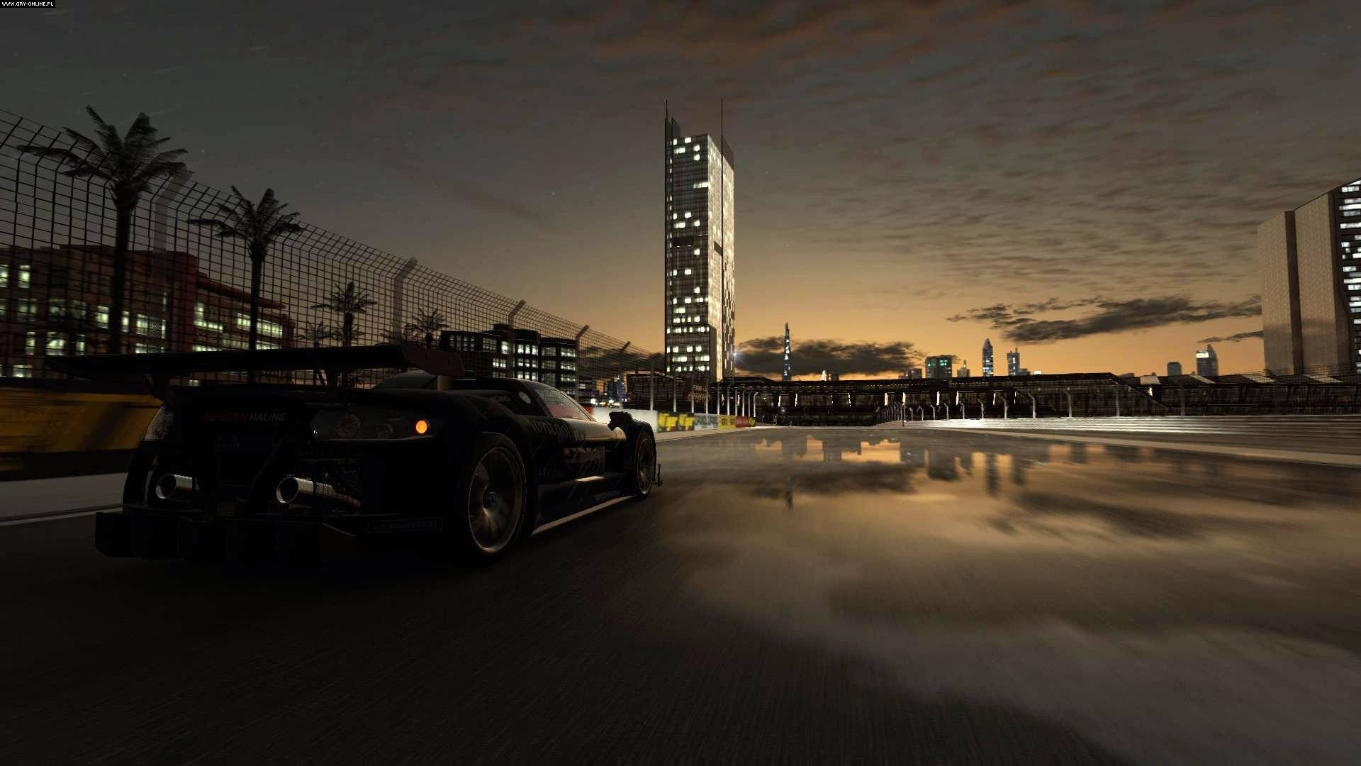 黑色跑車在黃昏時分於濕滑的城市賽道上疾馳，城市天際線為背景。 — Project Cars 壁紙