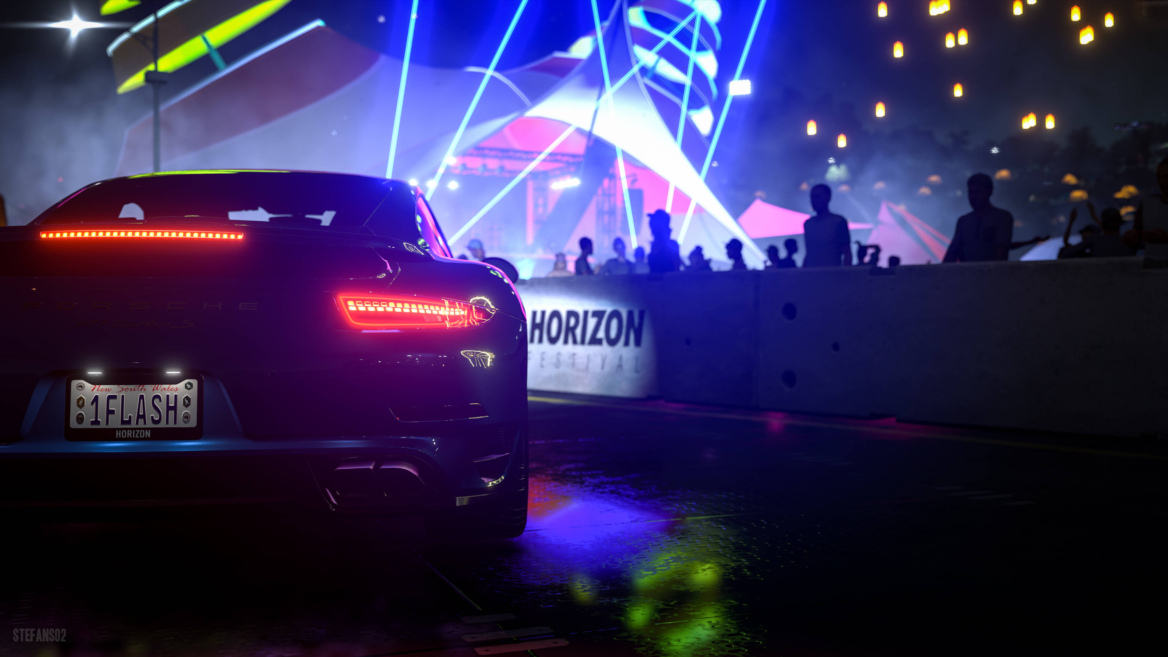 Horizon 桌布 壁紙 — 一輛時尚黑色跑車的紅色尾燈在濕漉漉的路面上反射，背景是色彩繽紛的雷射燈光下熱鬧的夜間節日。