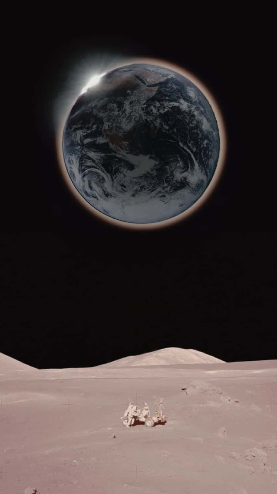 Celestial Bodies 桌布 壁紙 — 一輛月球車坐在月球佈滿灰塵的表面，仰望在黑色太空虛空中升起的地球。
