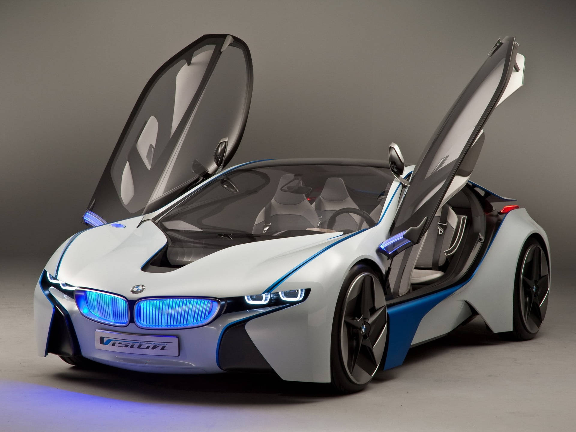 未來主義的BMW i8概念車，鷗翼門打開，帶有發光的藍色頭燈。 — BMW 動圖 壁紙