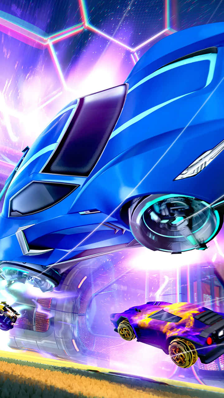 Rocket League Car 桌布 壁紙 — 一輛未來主義的藍色賽車，帶有發光的霓虹線條，在充滿活力的紫色和粉紅色霓虹燈賽道上疾馳，另一輛車緊隨其後。