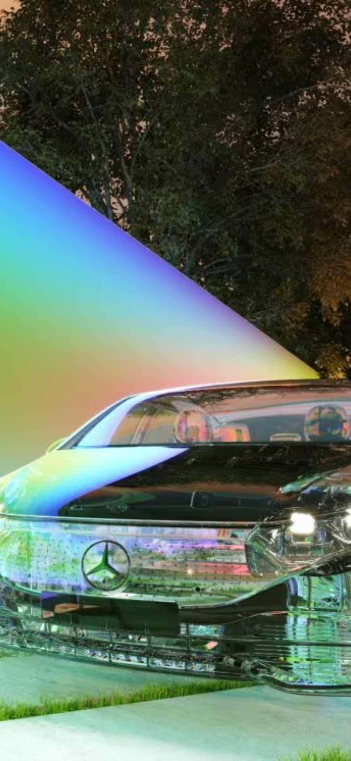 Mercedes 桌布 壁紙 — 一輛未來感十足的梅賽德斯-奔馳汽車在暮色天空下，背景有樹木，閃耀著彩虹漸變色。