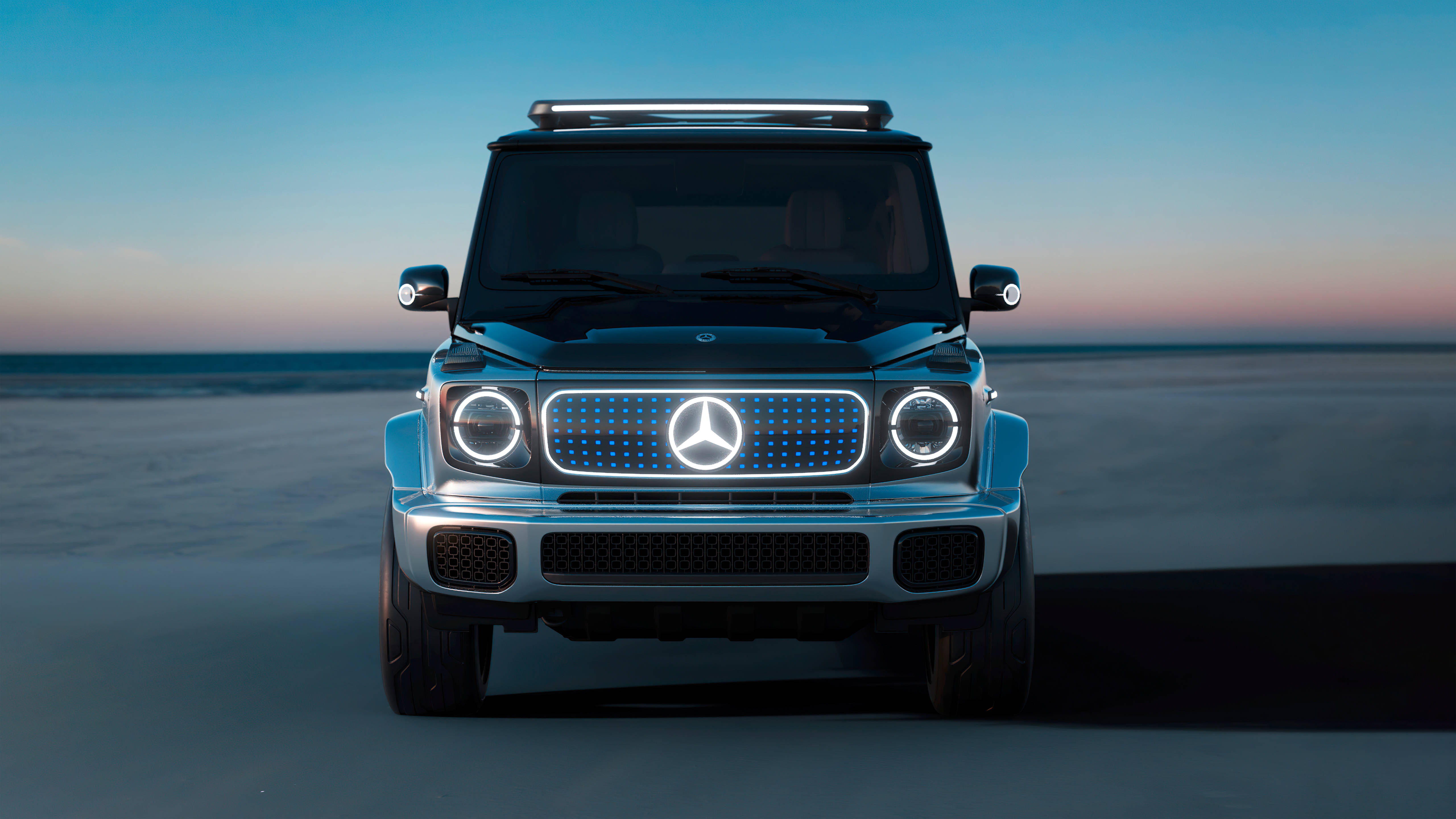 4K 奔馳壁紙 桌布 壁紙 — 一輛未來感十足的梅賽德斯-奔馳電動G-Class SUV，配備發光頭燈，矗立在暮色中的廣闊沙漠上。