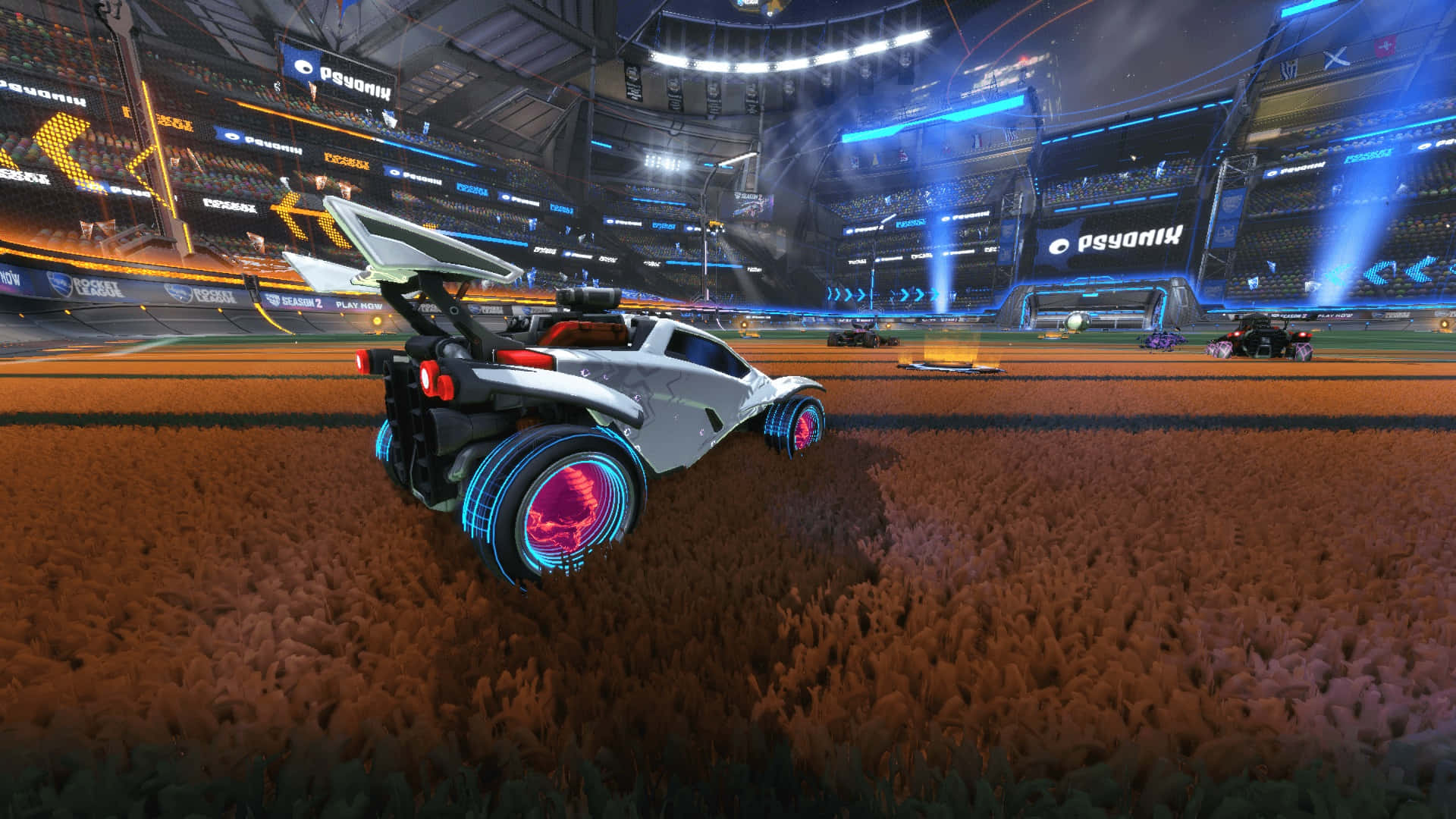 HD Rocket League 桌布 壁紙 — 一輛未來感十足的白色火箭車，配備發光的粉紅色車輪，在一個巨大的霓虹燈體育館內的紋理泥地賽道上飛馳。