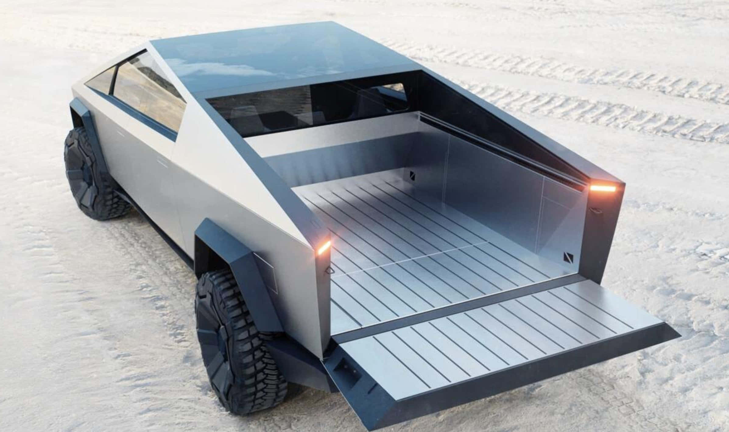 Tesla Cybertruck 桌布 壁紙 — 一輛未來感十足的銀色 Tesla Cybertruck 打開尾門，停在有輪胎痕的雪地上。