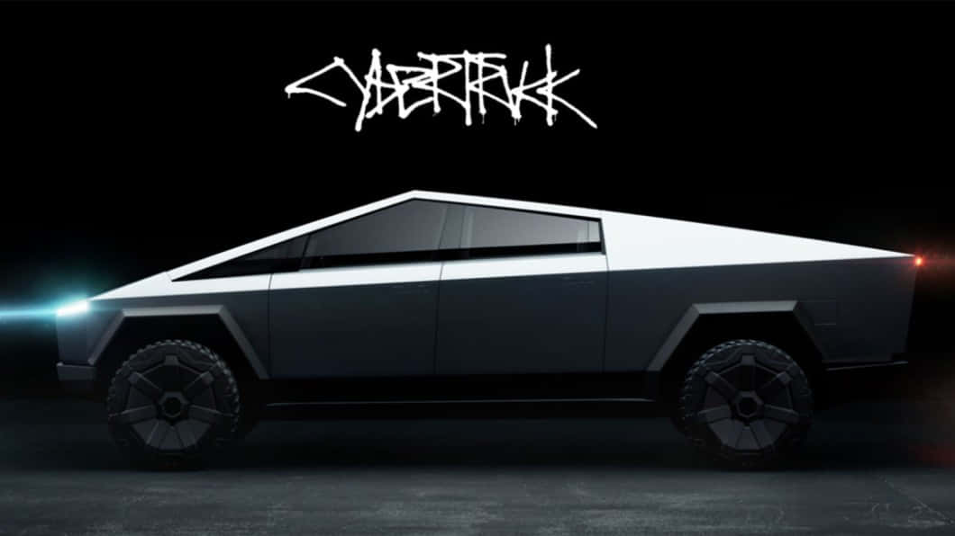 Tesla Cybertruck 桌布 壁紙 — 一輛未來感十足的銀色Cybertruck，擁有銳利的棱角線條和發光的車頭燈，矗立在黑色背景前，上方有品牌名稱。