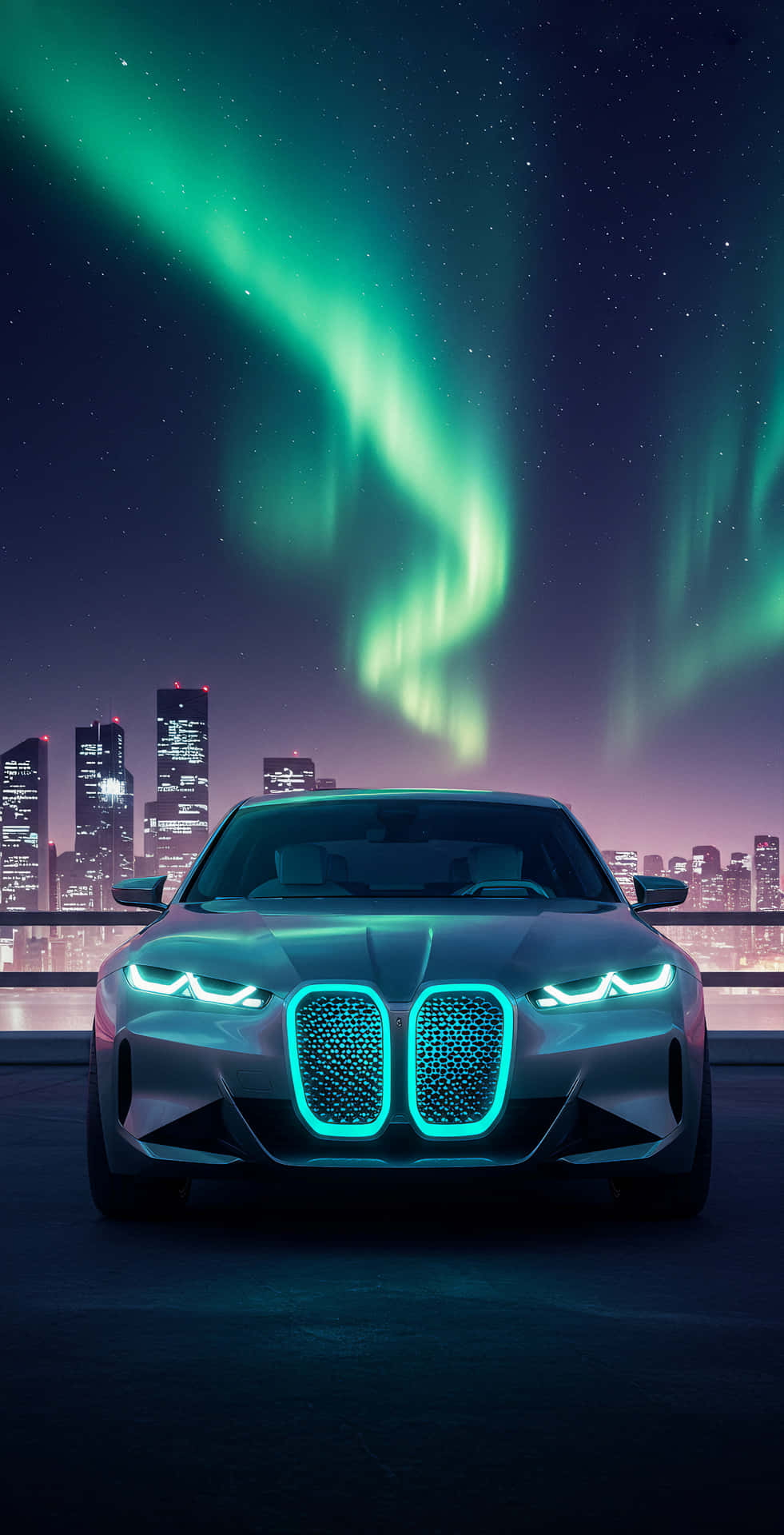 A neon-lit concept car stands under holographic auroras with soft silver tones and a future city bac 壁紙 — 一輛未來感十足的銀色汽車，配備發光的青綠色頭燈和格柵，在充滿活力的綠色極光下朝向城市天際線。