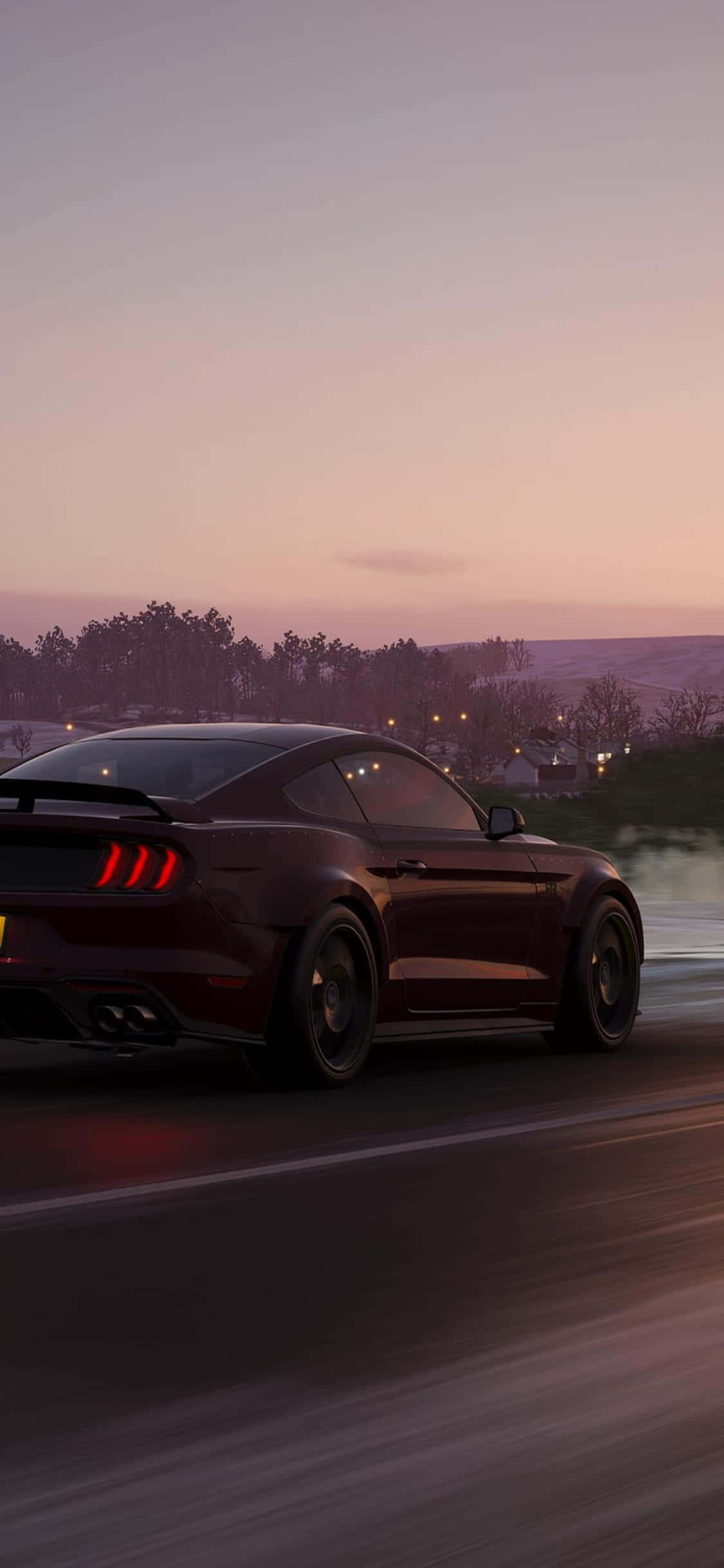 iPhone Xs Forza Horizon 4 桌布 壁紙 — 一輛栗色肌肉車在黃昏時分沿著潮濕的道路疾馳，尾燈閃爍，上方是柔和的粉紅色天空。