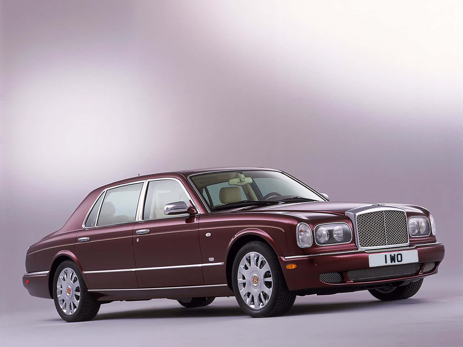 Bentley Arnage 桌布 壁紙 — 一輛栗色賓利Arnage豪華轎車在柔和的攝影棚燈光下，在漸變灰色背景上閃閃發光。