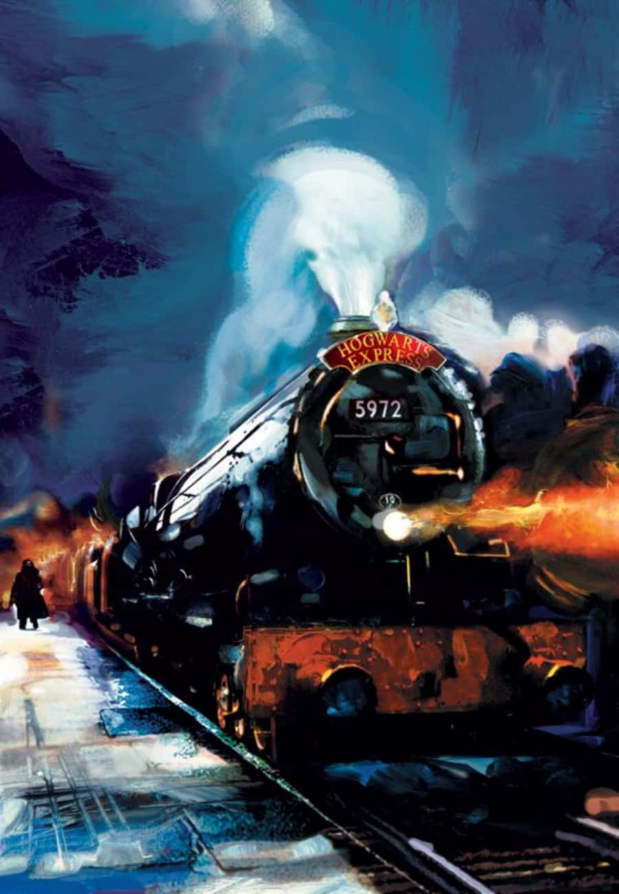 The Hogwarts Express Train 桌布 壁紙 — 一輛標有「霍格華茲特快車」的蒸汽火車頭在夜晚駛過白雪覆蓋的車站，散發出熾熱的橙色光芒和滾滾白煙，映襯著深藍色的天空。