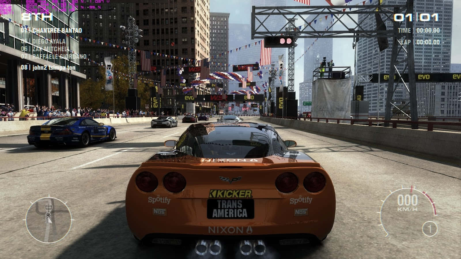 Grid 2 桌布 壁紙 — 一輛橙色賽車在帶有數位HUD元素的高辛烷值賽車遊戲中，在城市的街道上飛馳。