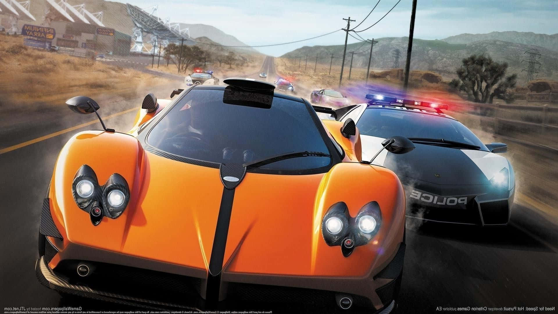 Best Need For Speed 桌布 壁紙 — 一輛橙色超跑在沙漠公路上飛馳，被一輛閃著警燈的警車追趕。