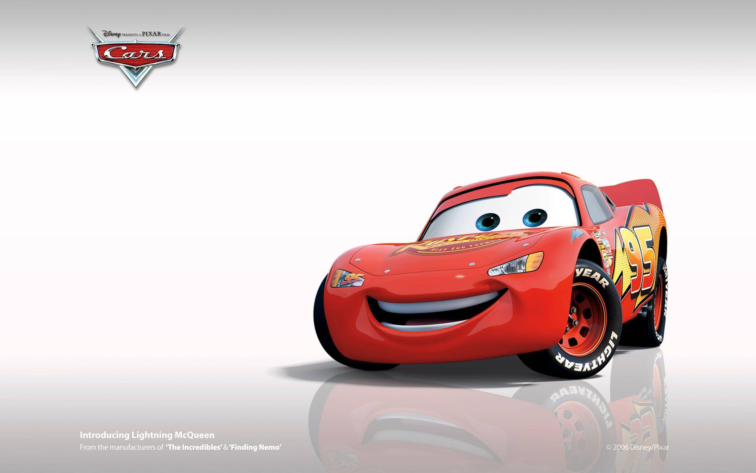 Lightning Mcqueen 桌布 壁紙 — 一輛歡快的紅色動畫賽車，有著大大的藍色眼睛和燦爛的笑容，自信地站在反射表面上，背景是純白色。