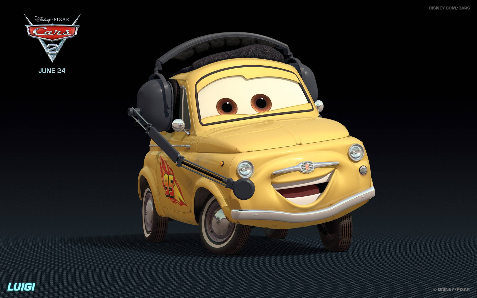 cars 桌布 壁紙 — 一輛歡快的黃色動畫賽車，戴著耳機和麥克風，在黑暗的攝影棚背景下燦爛微笑。