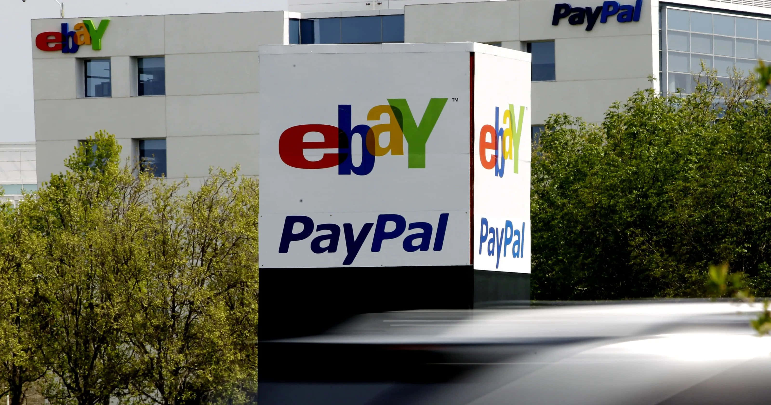 一輛汽車駛過eBay PayPal招牌 壁紙