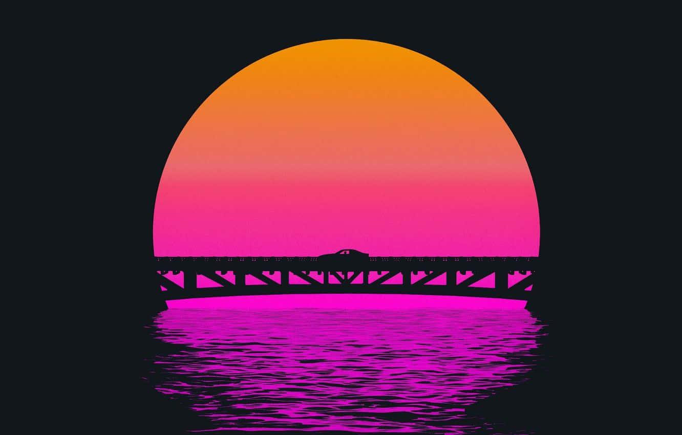 桌布 壁紙 — 一輛汽車駛過一座橋，在橙色、粉紅色和洋紅色的巨大漸層日落映襯下形成剪影，日落映照在水面上。
