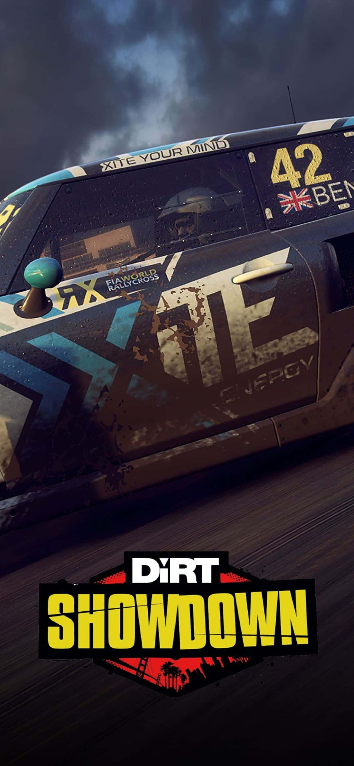 iPhone Xs Max Dirt Showdown 桌布 壁紙 — 一輛泥濘的拉力賽車，號碼42，在電玩場景中疾馳過風暴賽道。