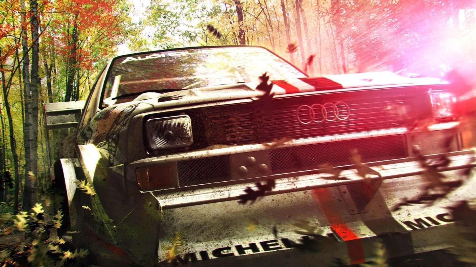 HD Dirt 3 桌布 壁紙 — 一輛泥濘的拉力賽車在樹林間疾馳，秋葉飛舞，陽光穿過樹木灑落。