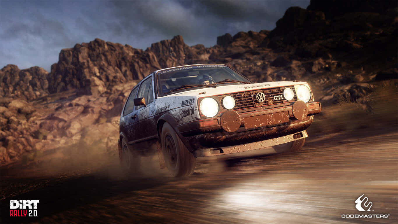 1366x768 Dirt Rally 桌布 壁紙 — 一輛泥濘的福斯汽車拉力賽車在風暴天空下疾馳穿過岩石沙漠景觀，揚起塵土。