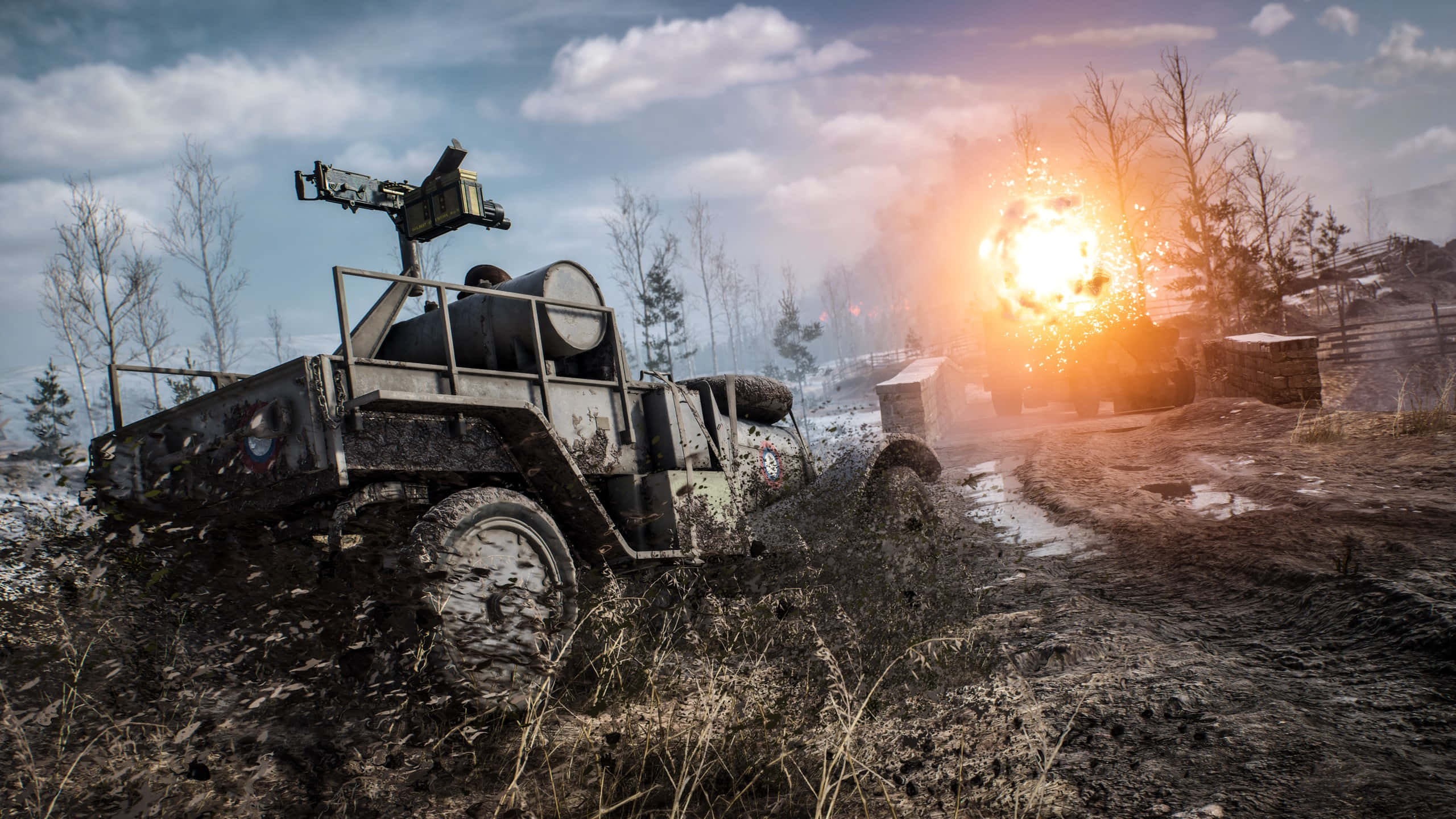 Battlefield Vehicles 桌布 壁紙 — 一輛泥濘的軍用車輛在雪地中開火，遠方在陰天天空下發生爆炸。