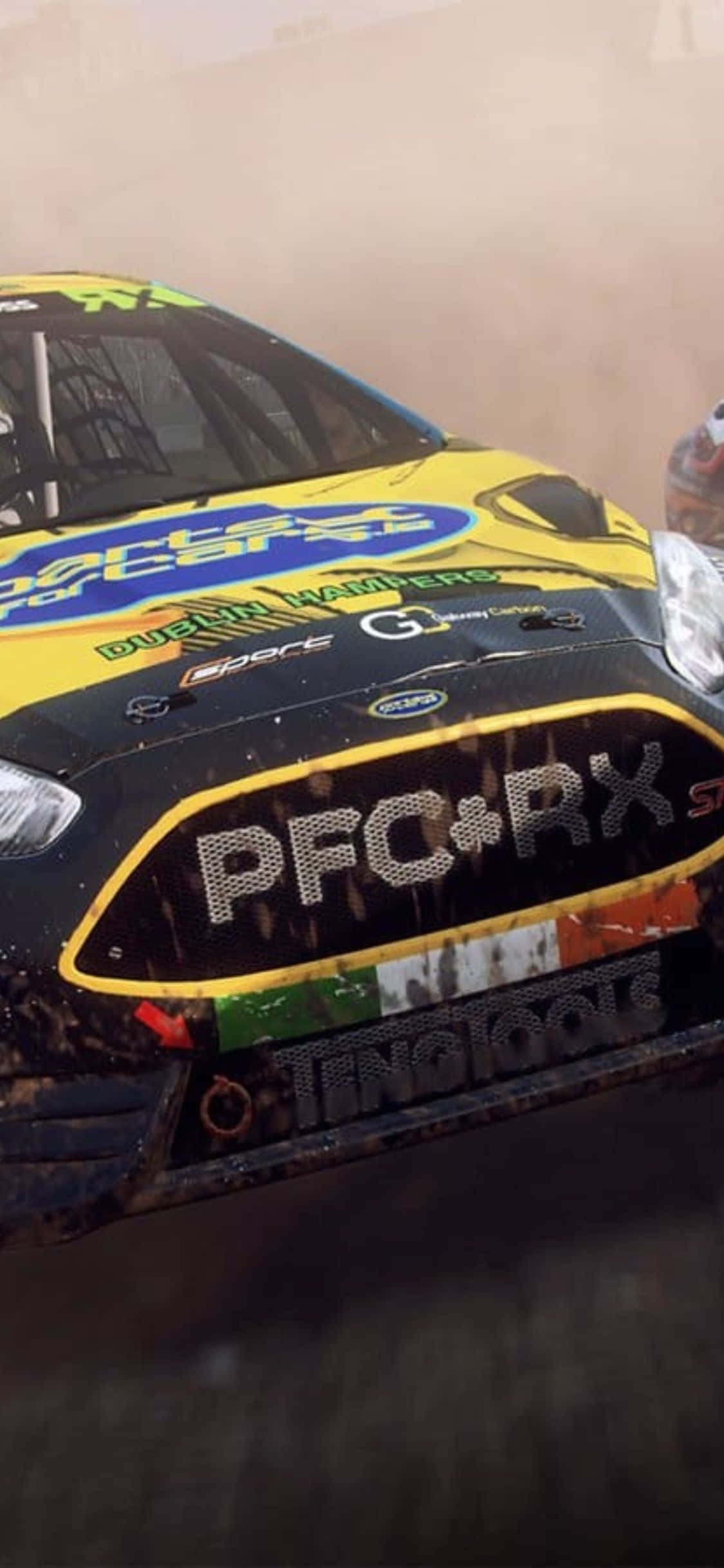iPhone X Dirt Rally 桌布 壁紙 — 一輛泥濘的黃黑相間拉力賽車在高速飛馳的泥土賽道上揚起灰塵，上演一場高辛烷值比賽。