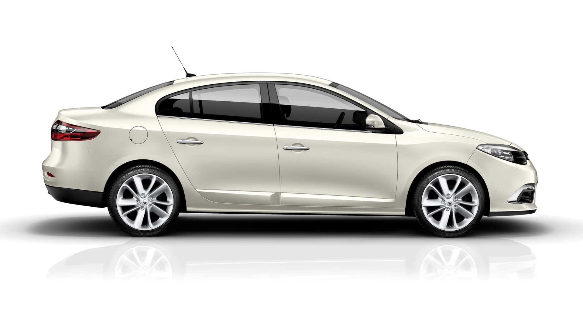 Renault Fluence 桌布 壁紙 — 一輛流線型奶油色轎車，在乾淨的白色背景上以側面輪廓展示，帶有微妙的陰影反射。