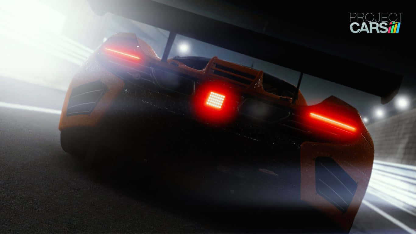 1366x768 Project Cars 桌布 壁紙 — 一輛流線型橙色賽車的發光紅色尾燈在霧氣中劃破，疾馳於燈光昏暗的隧道中。