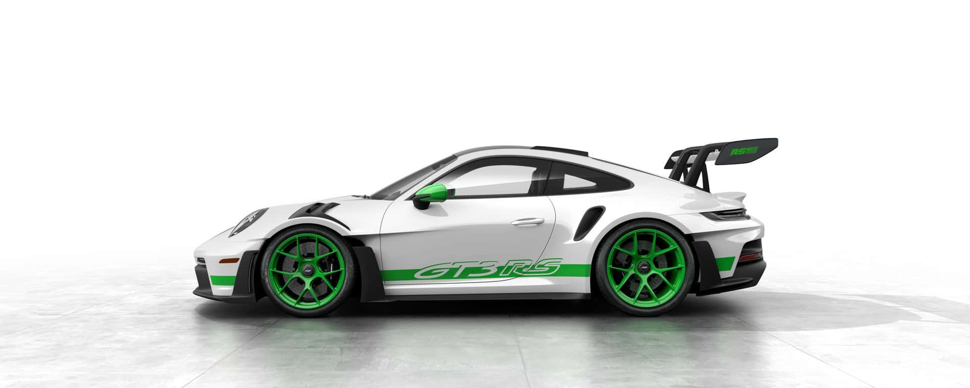 Nissan 180sx 桌布 壁紙 — 一輛流線型白色保時捷911 GT3 RS，帶有鮮綠色點綴和大型後擾流板，佇立在簡約的工作室地板上。