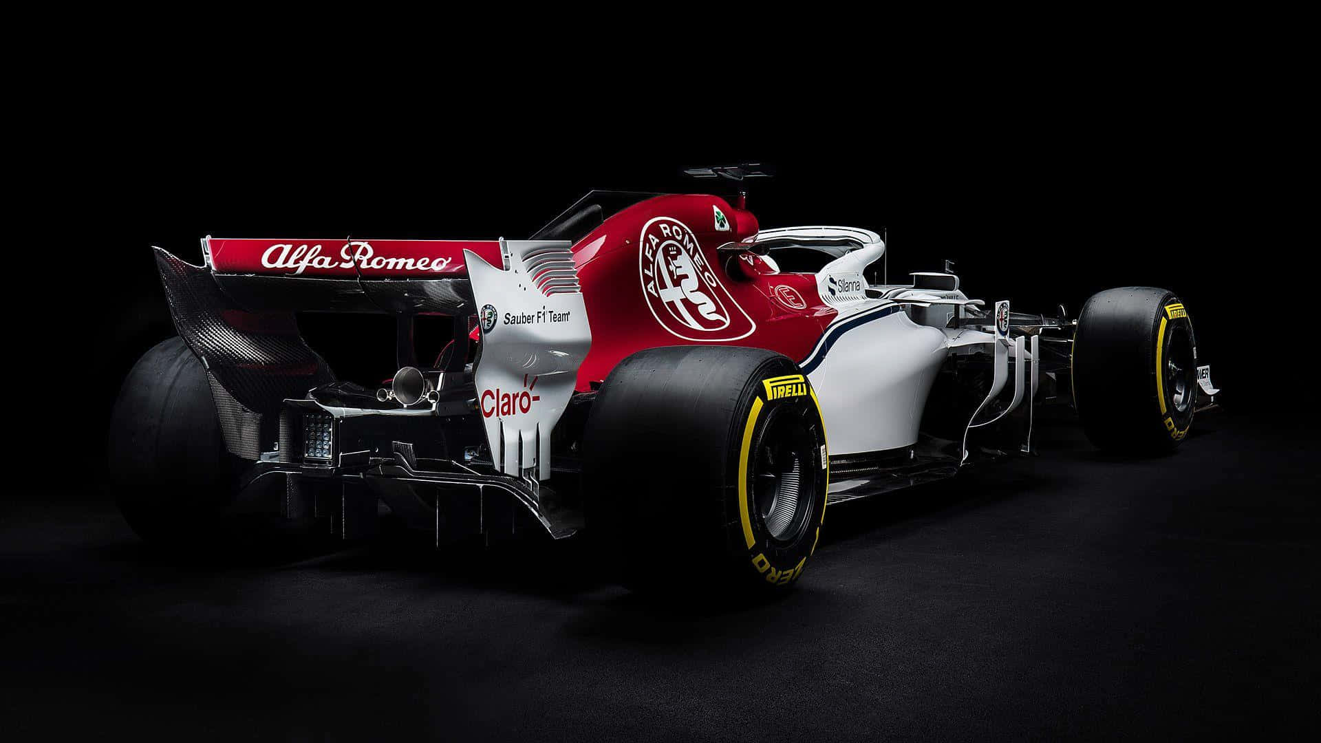 F1 桌布 壁紙 — 一輛流線型的愛快羅密歐一級方程式賽車在攝影棚燈光下，於漆黑背景中閃耀。