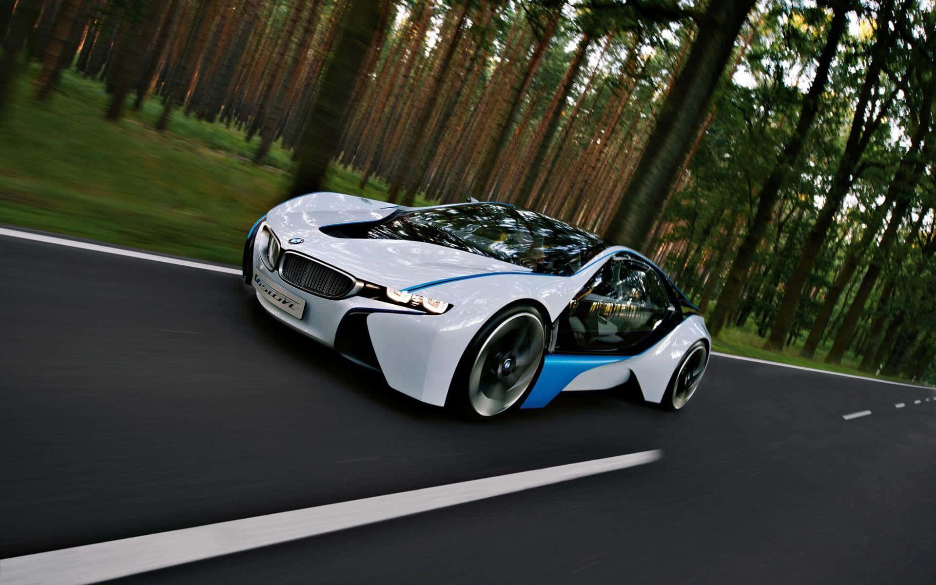 Sport Cars 4K 桌布 壁紙 — 一輛流線型的白色和藍色BMW i8概念車在蜿蜒的林間道路上奔馳，帶有動態模糊效果。