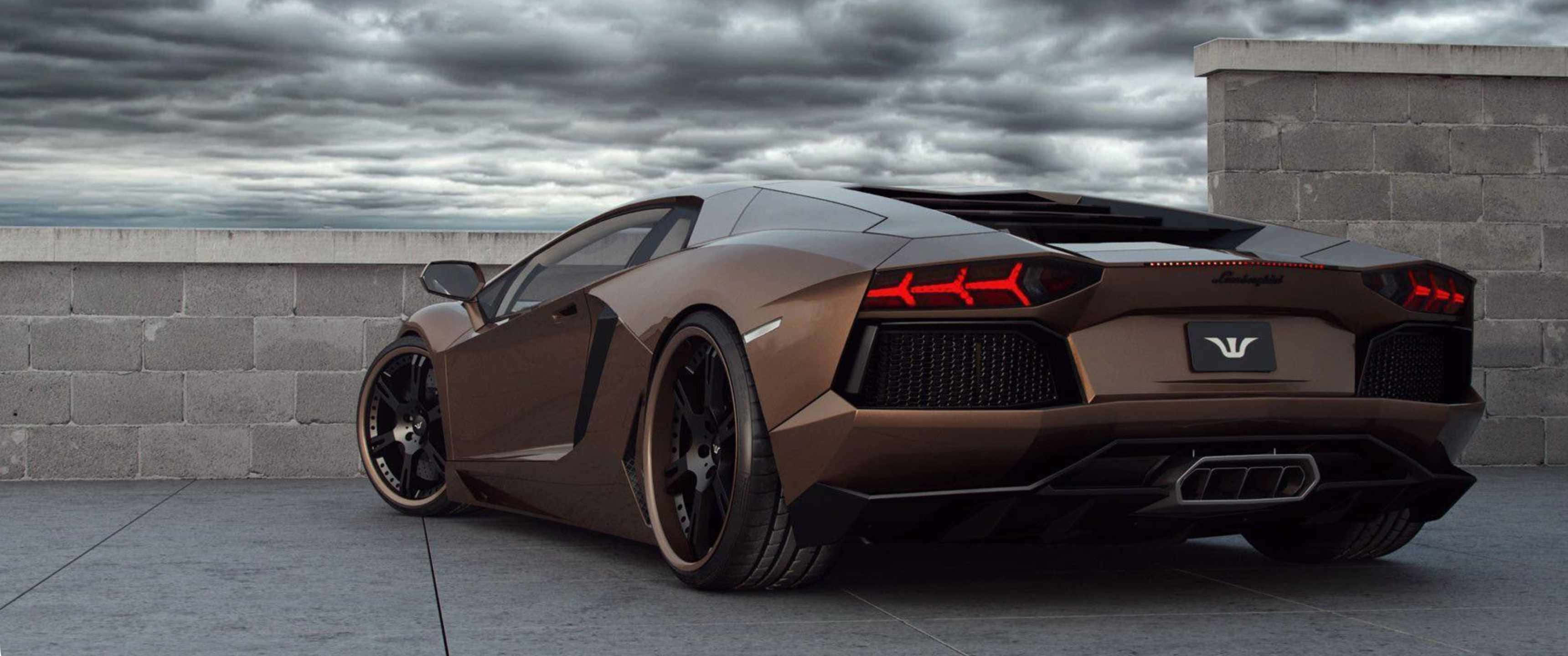 3440x1440p Lamborghini 桌布 壁紙 — 一輛流線型的青銅色藍寶堅尼Aventador停泊在混凝土屋頂上，天空灰暗風暴，紅色尾燈閃爍。