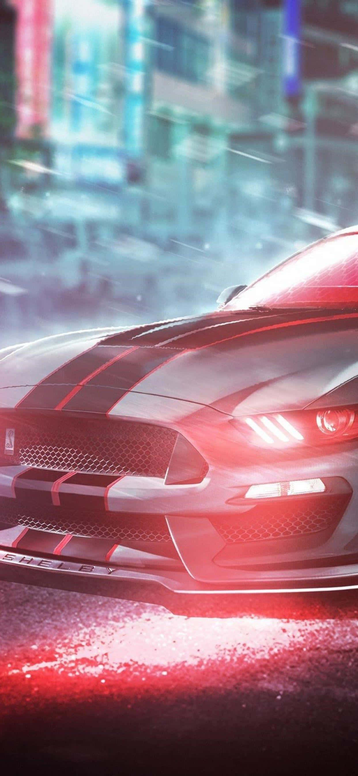 電玩遊戲 桌布 壁紙 — 一輛流線型紅色 Shelby Mustang GT500 在雨夜的霓虹燈城市街道上飛馳，車頭燈在濕漉漉的路面上反射出耀眼的光芒。