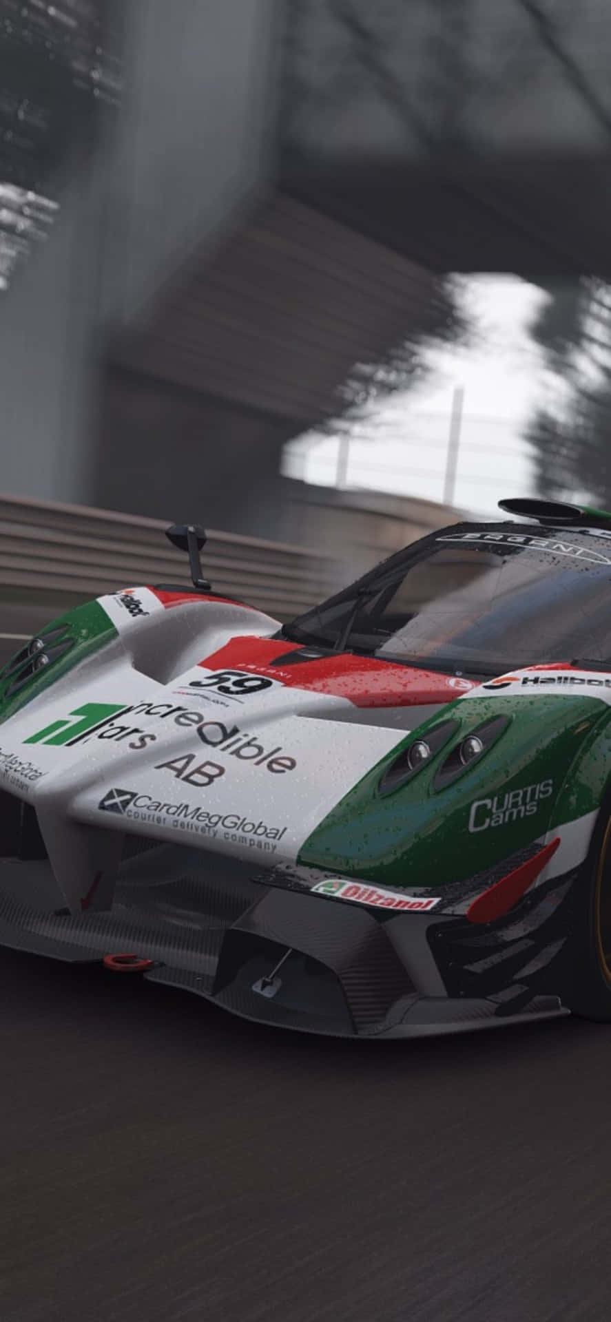 一輛綠白紅賽車在橋底濕滑賽道上高速行駛。 — Project Cars 壁紙
