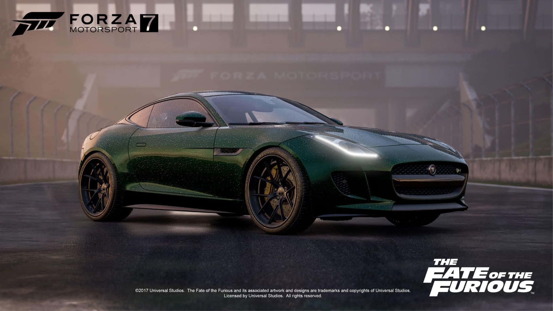 綠色 桌布 壁紙 — 一輛流線型綠色Jaguar F-Type跑車在潮濕的賽道上滑行，天空多雲有霧，可見「Forza Motorsport 7」和「The Fate of the Furious」品牌標誌。