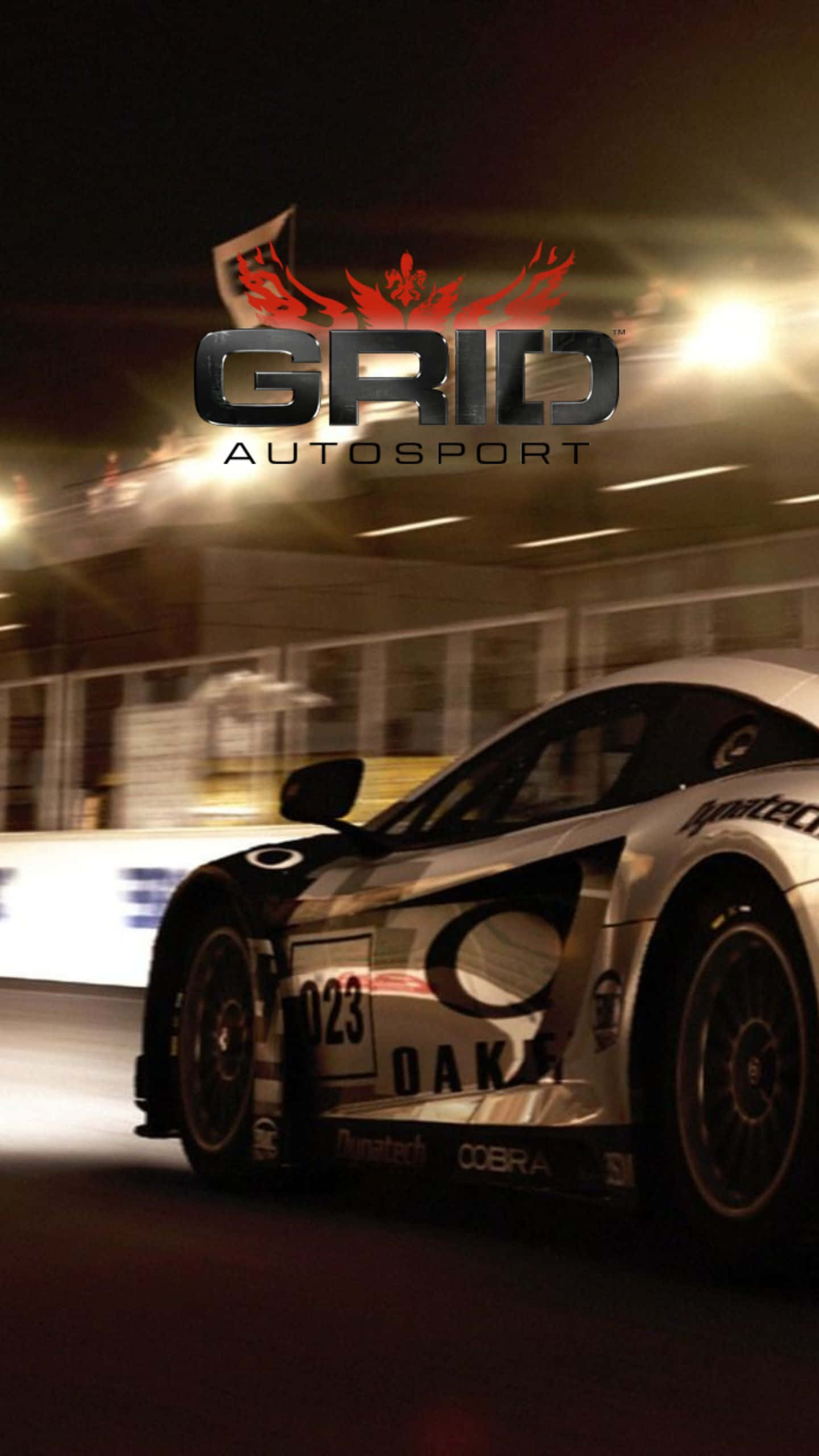 Android Grid Autosport 桌布 壁紙 — 一輛流線型賽車在夜間賽道上疾馳，背景有動態模糊和發光的燈光。