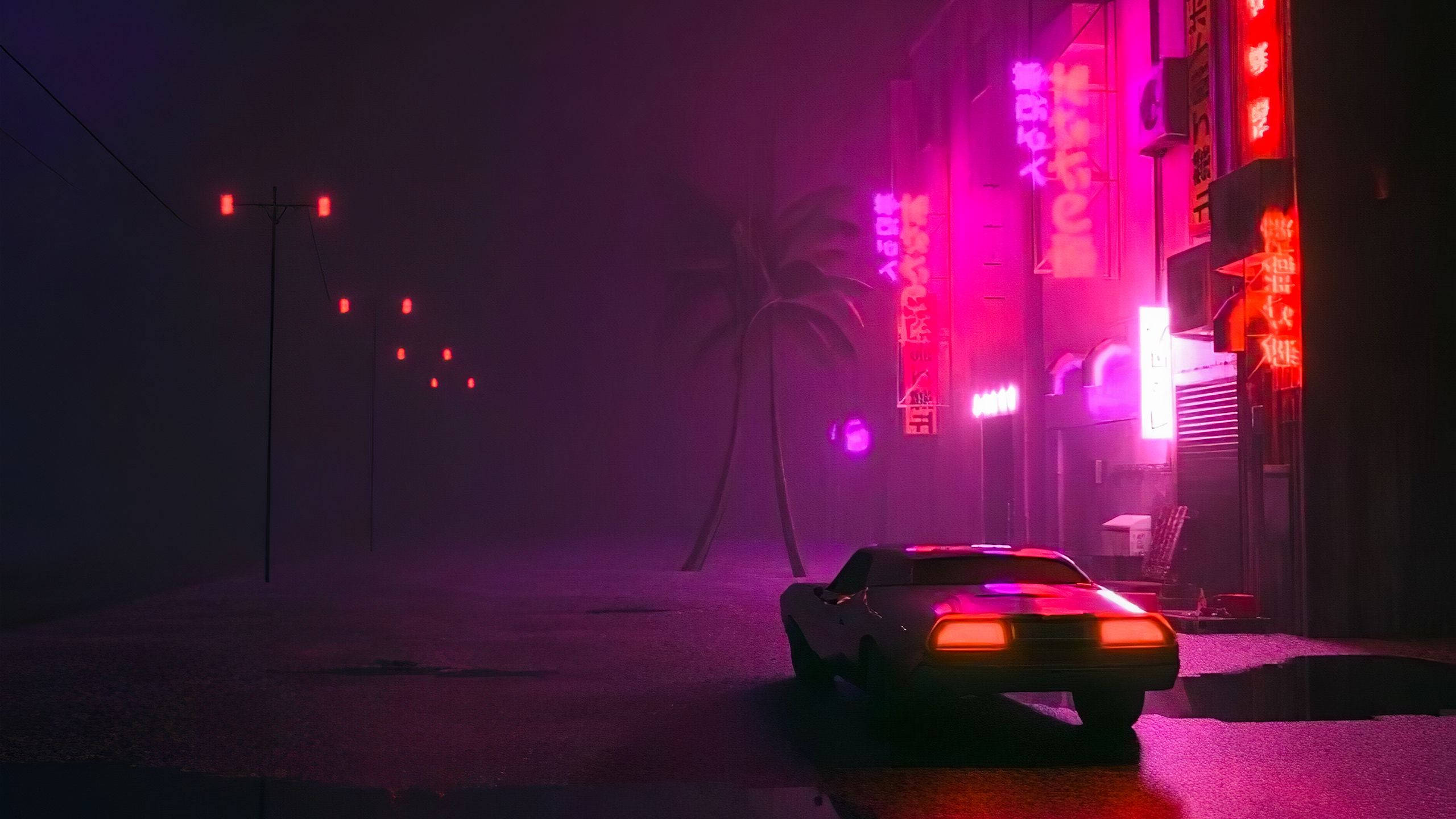Synthwave 桌布 壁紙 — 一輛流線型跑車在夜間霧氣瀰漫的賽博朋克街道上，在霓虹燈牌、棕櫚樹和發光招牌下閃耀。