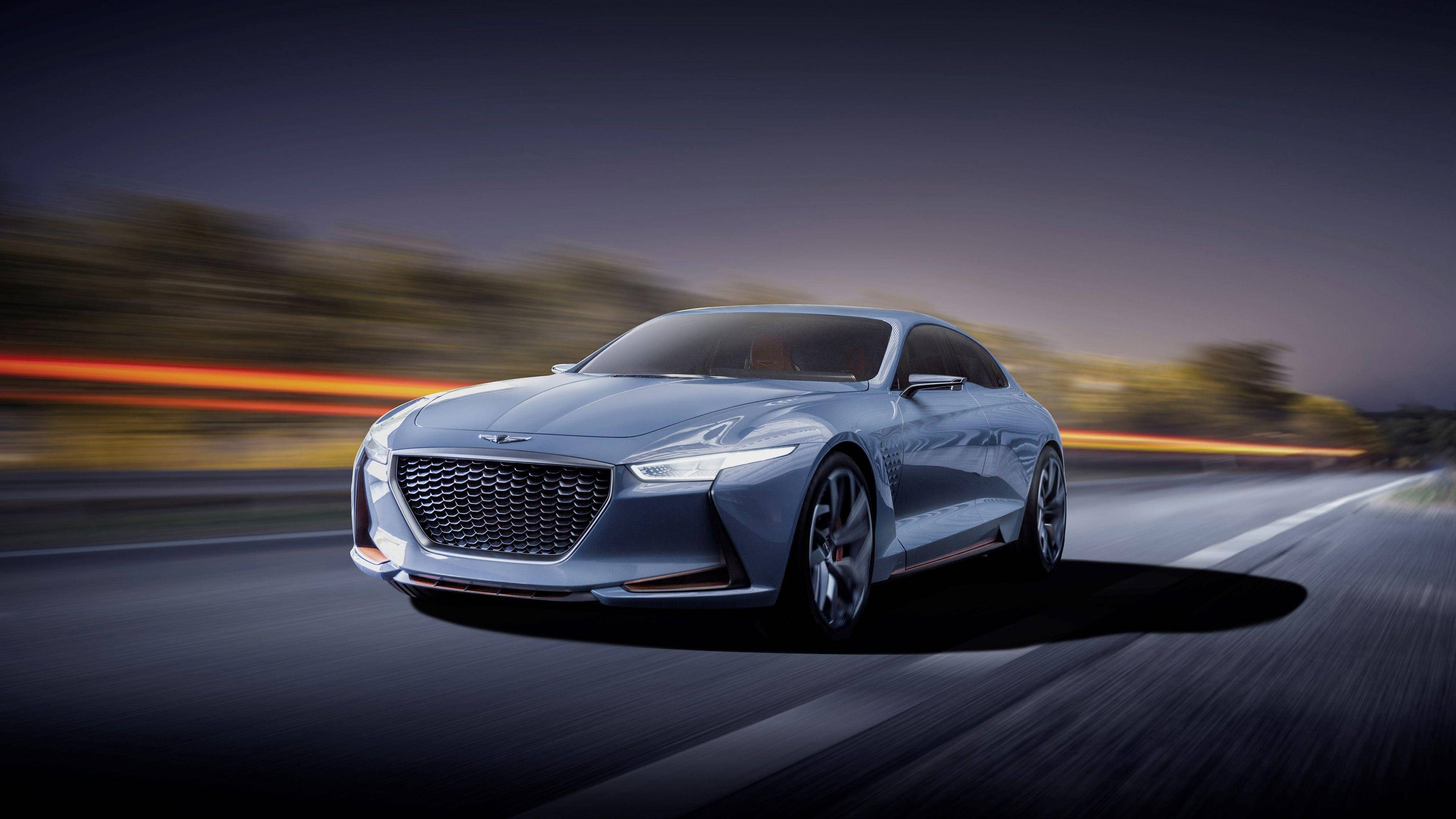 Hyundai 桌布 壁紙 — 一輛流線型銀色跑車在黃昏時分沿高速公路疾馳，模糊的燈光掠過。