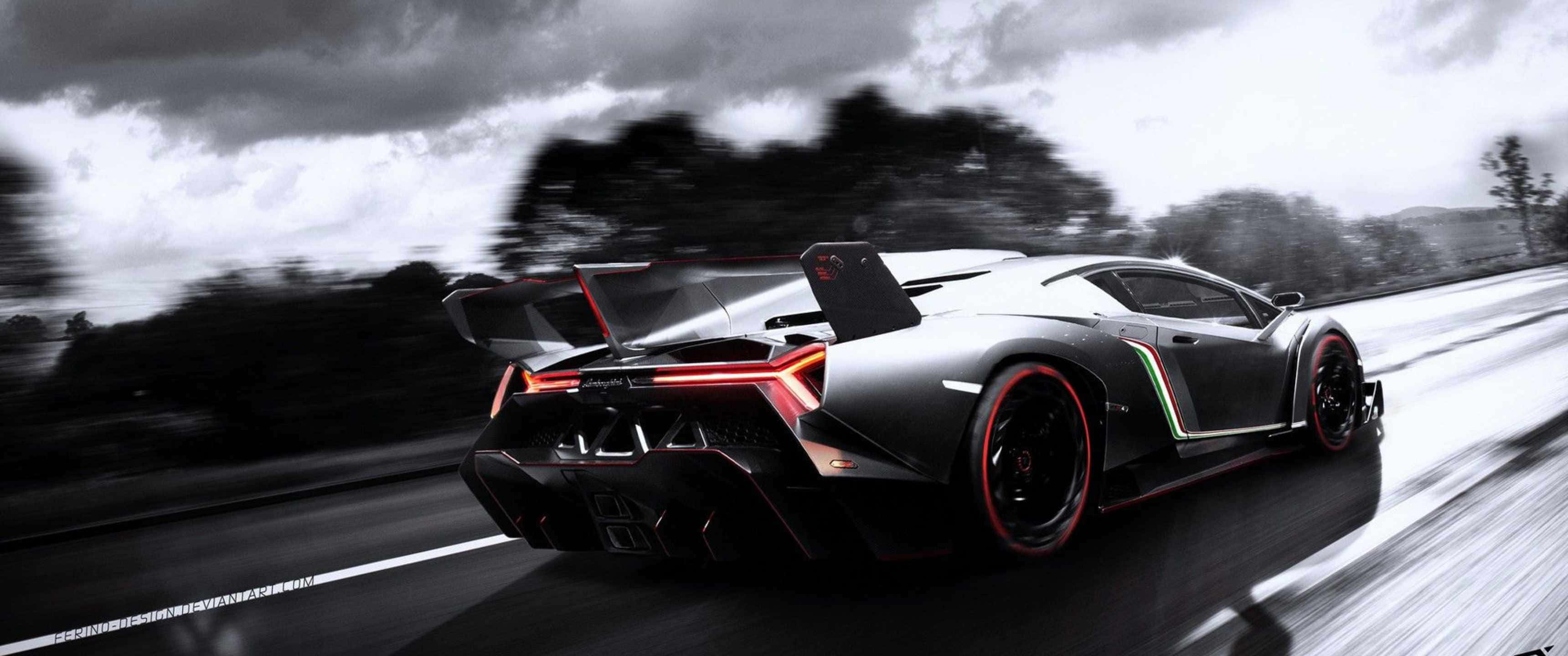 3440x1440p Lamborghini 桌布 壁紙 — 一輛流線型黑色藍寶堅尼 Aventador SVJ 在暴風雨天空下的濕滑道路上疾馳，動態模糊強調其力量。