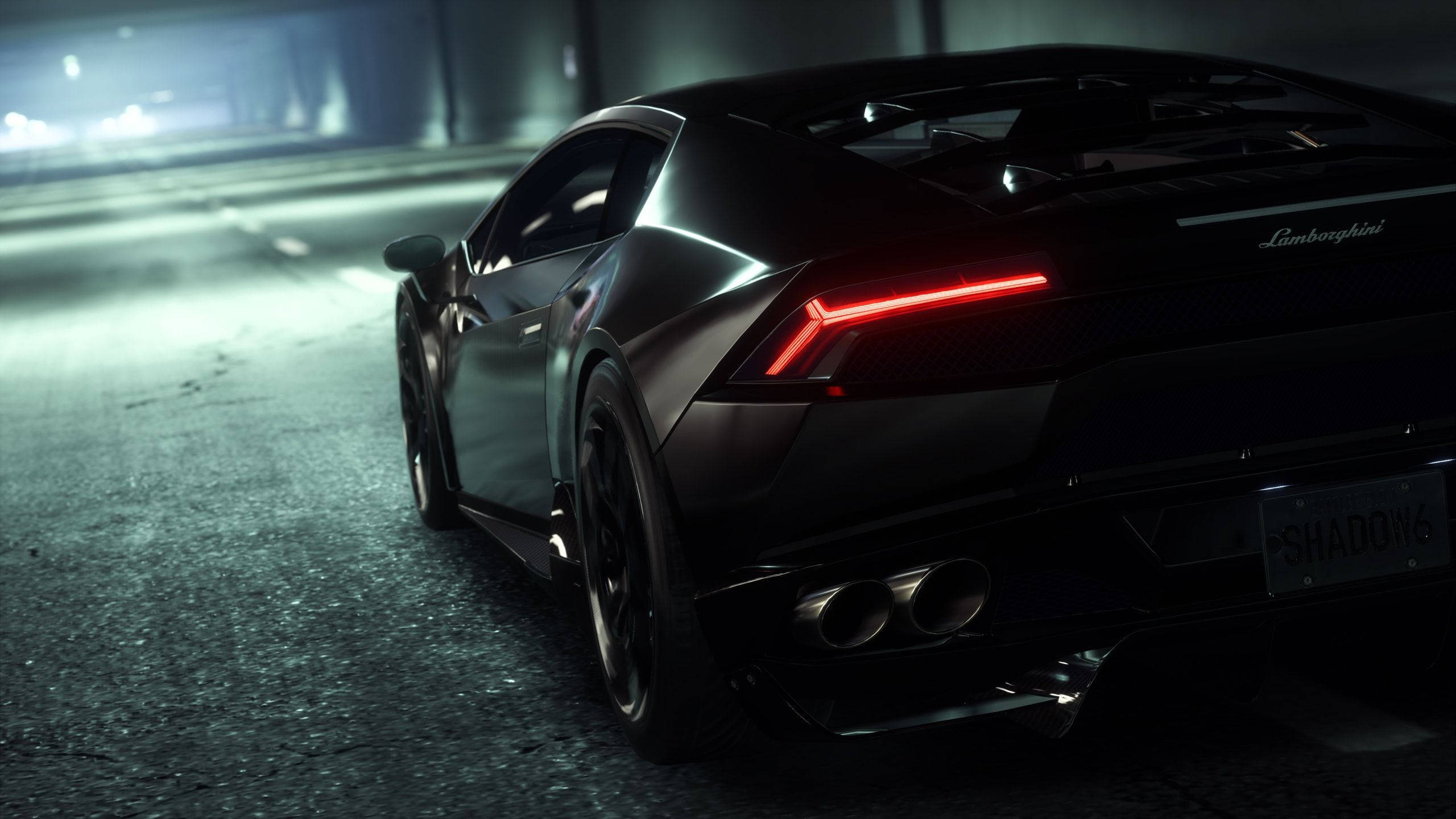 Lamborghini 4K 桌布 壁紙 — 一輛流線型黑色藍寶堅尼Huracán在昏暗隧道燈光下，在濕漉漉的城市街道上閃爍著紅色尾燈。