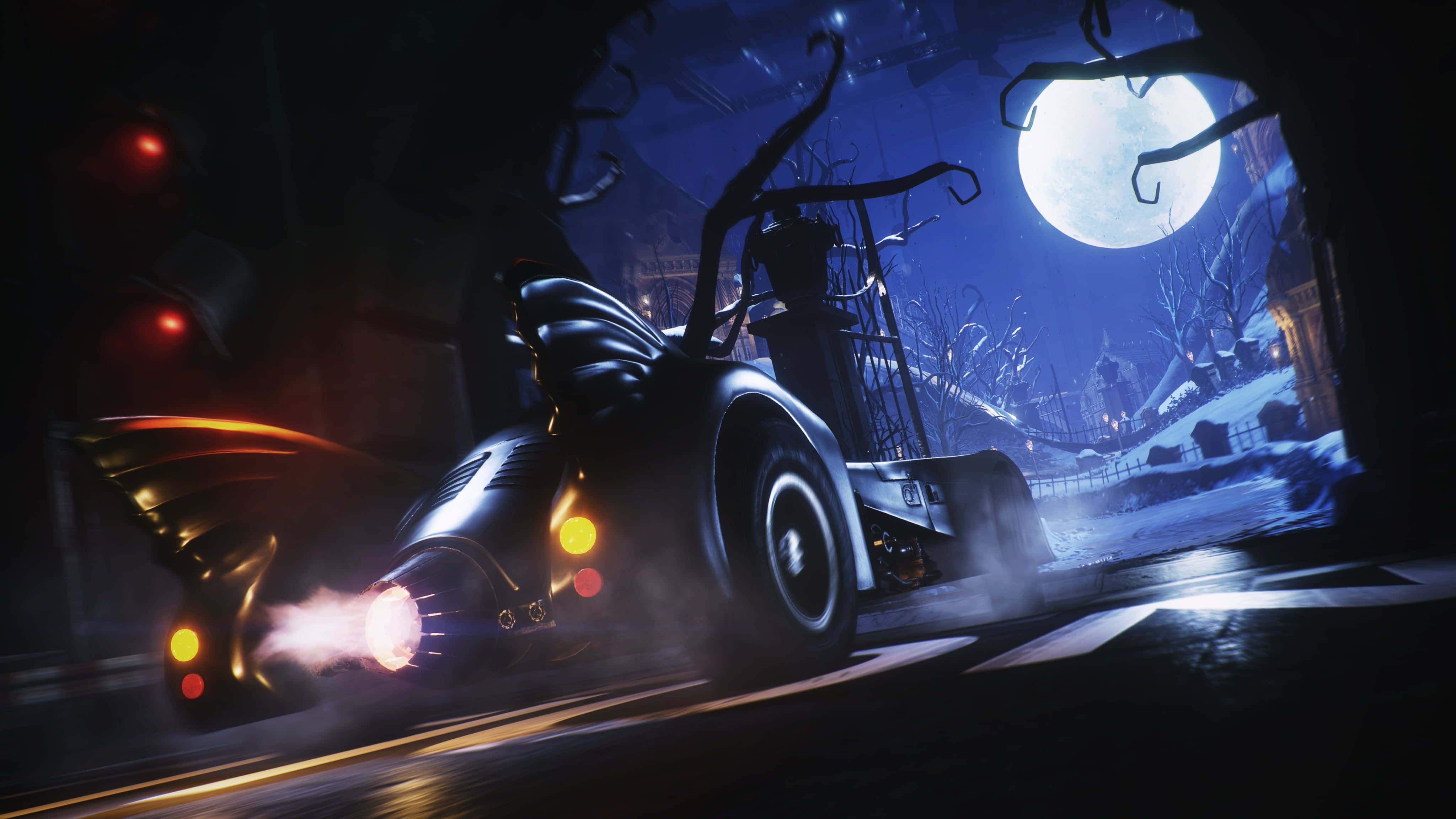 4K Batmobile 桌布 壁紙 — 一輛流線型黑色蝙蝠車在滿月下的雪地高譚巷中飛馳，車頭燈光芒劃破黑夜。