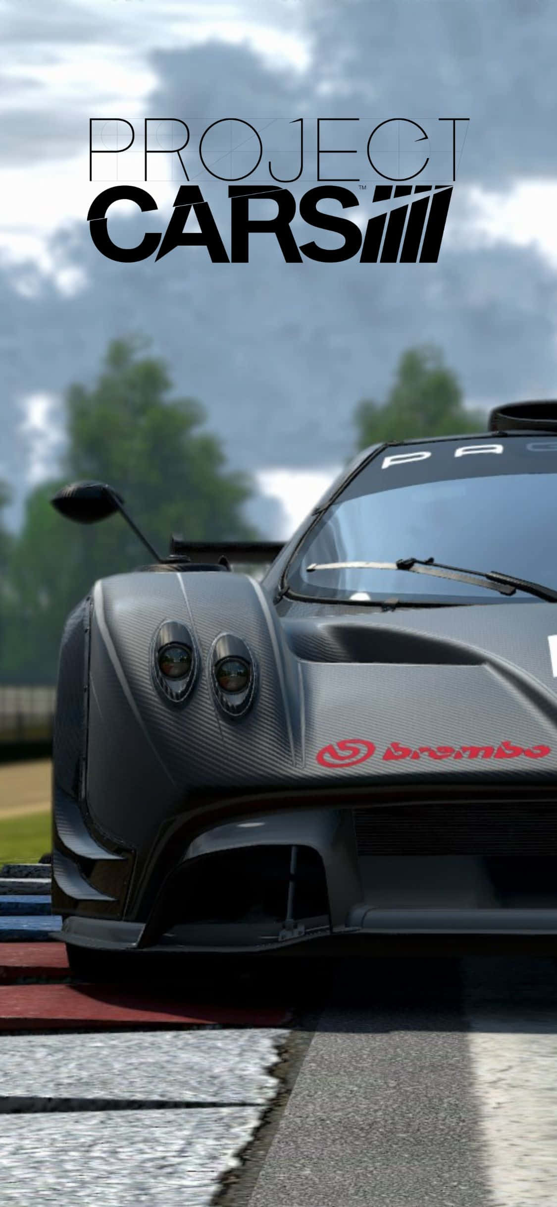 iPhone Xs Project Cars 桌布 壁紙 — 一輛流線型黑色賽車，帶有碳纖維細節和紅色Brembo品牌標誌，在陰天停放在賽道上。