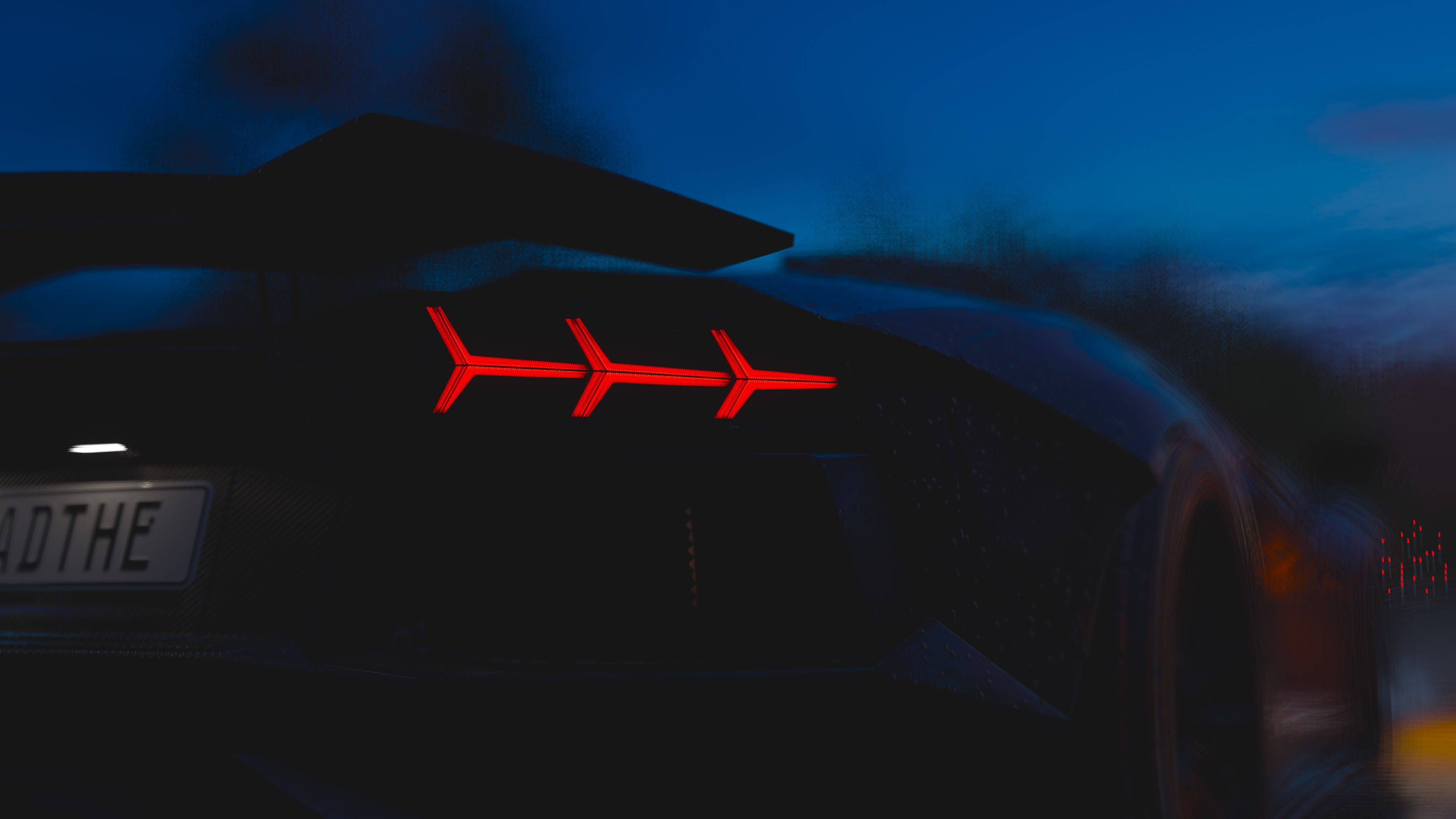 Forza Gaming 桌布 壁紙 — 一輛流線型黑色跑車的紅色尾燈在深藍色的暮色天空中格外醒目。