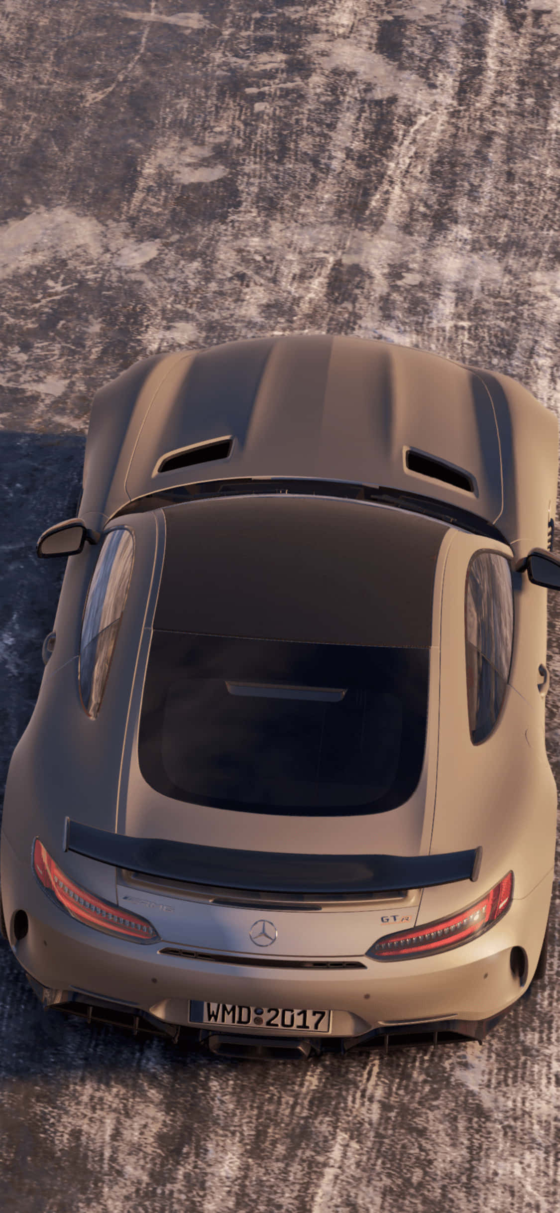 電玩遊戲 桌布 壁紙 — 一輛消光灰色的 Mercedes-AMG GT4 停在裂開的柏油路面上，在明亮的日光下。