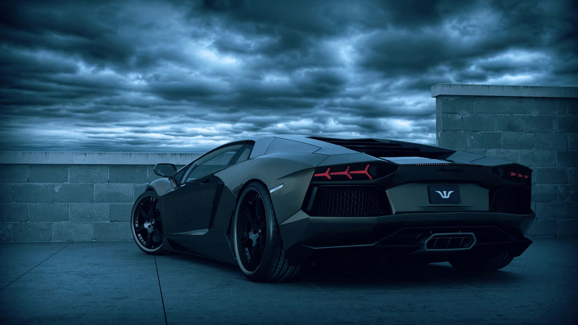 1920 X 1080 Car 桌布 壁紙 — 一輛消光灰色的藍寶堅尼 Aventador 停在混凝土屋頂上，背景是暴風雨黃昏的天空，紅色尾燈閃閃發光。