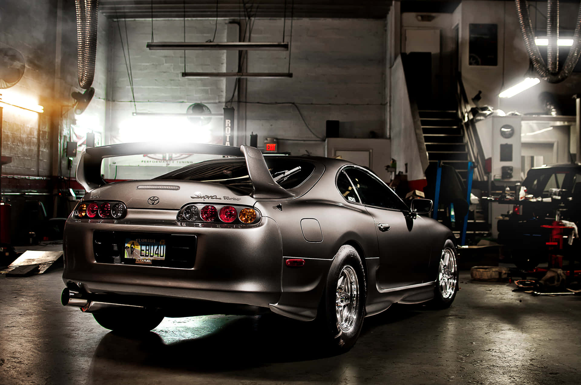 昏暗車庫中帶有煙霧和工具的消光灰色豐田Supra。 — Toyota Supra Mk4 壁紙