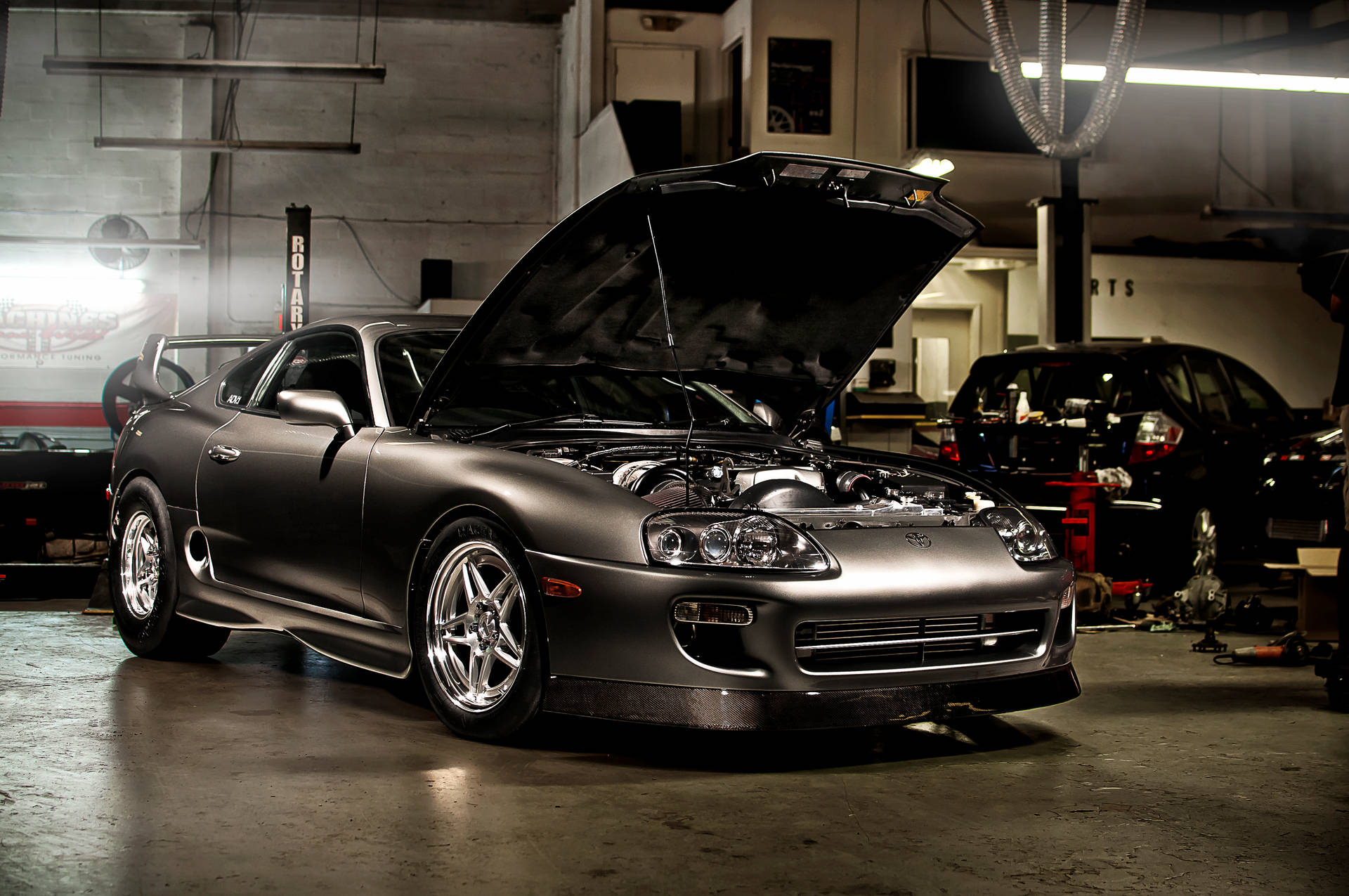 消光灰色豐田Supra在車庫工場中打開引擎蓋。 — Toyota Supra Mk4 壁紙
