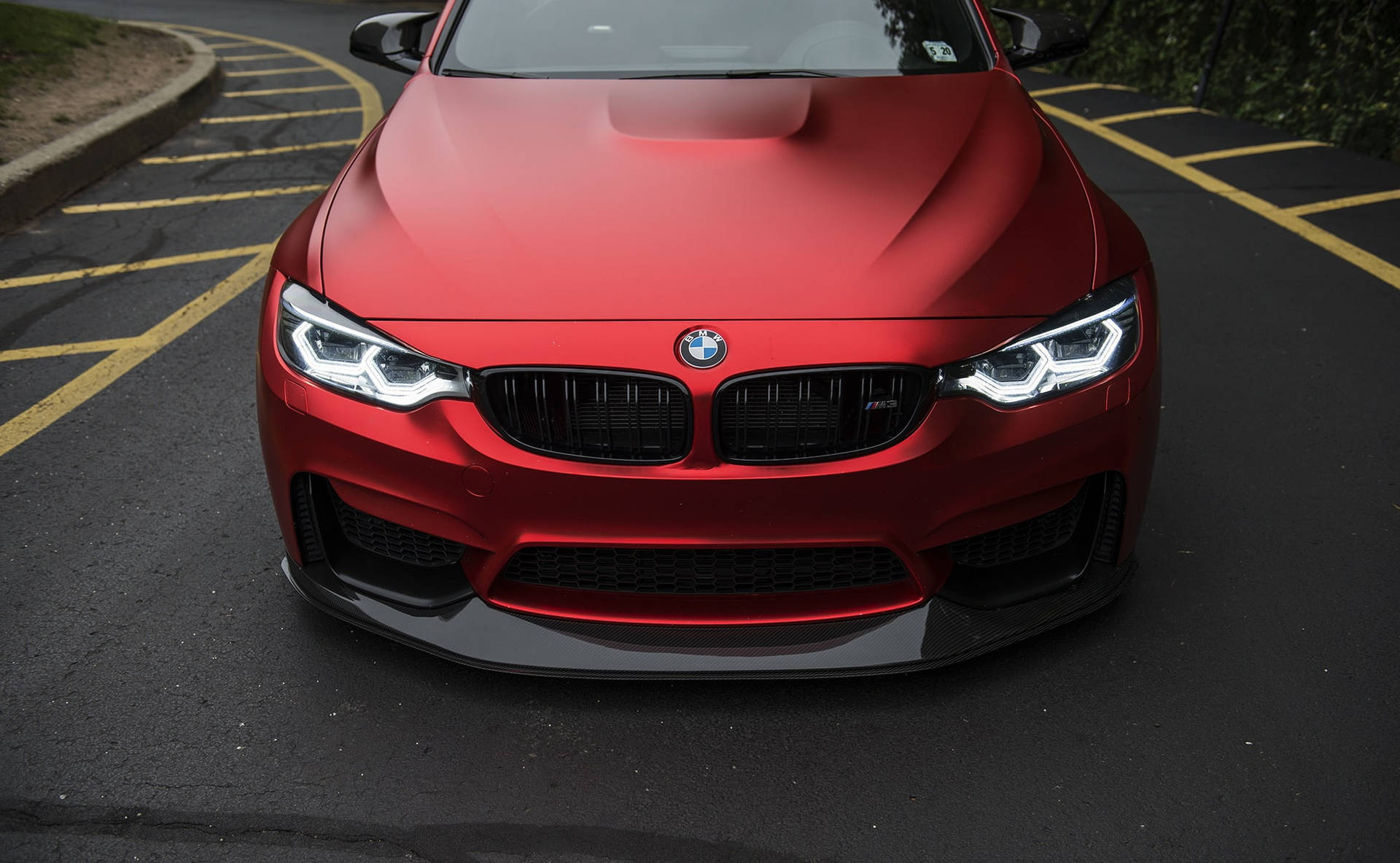 消光紅色BMW M4跑車停放在停車場。 — BMW 動圖 壁紙