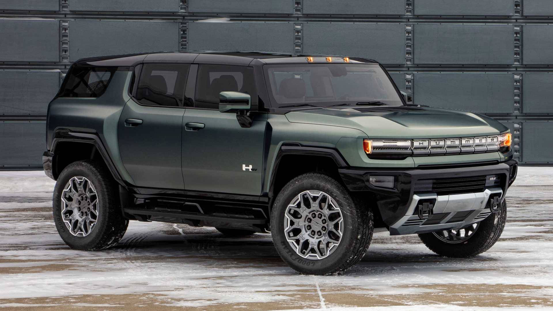 一輛綠色電動悍馬SUV停在車庫門附近的雪地上。 — Toyota Supra Mk4 壁紙