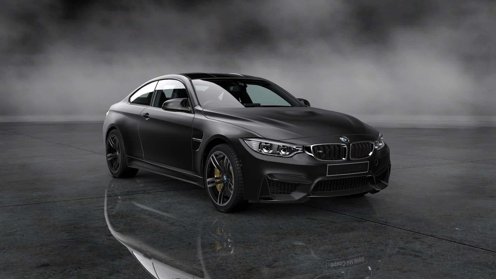 1920x1080 Bmw 桌布 壁紙 — 一輛消光黑色BMW M4雙門轎跑車在攝影棚燈光下閃耀，金色煞車卡鉗在煙灰色背景襯托下清晰可見。